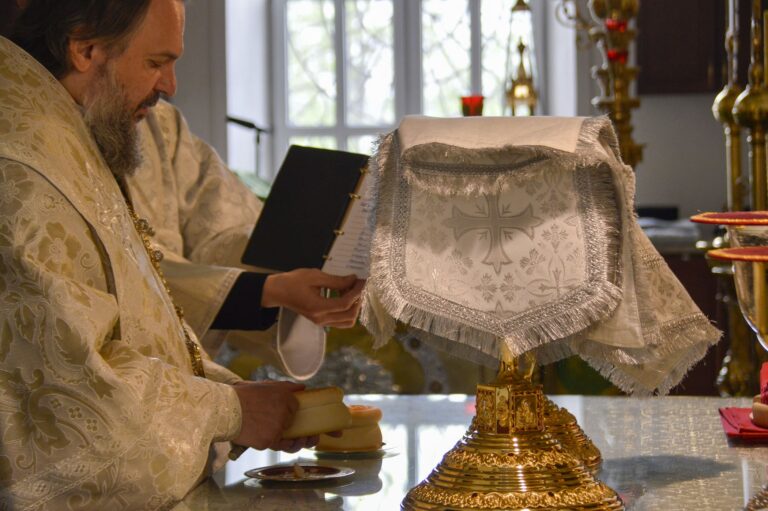 Митрополит Тверской и Кашинский Амвросий совершил Божественную литургию в Нило-Столобенской пустыни