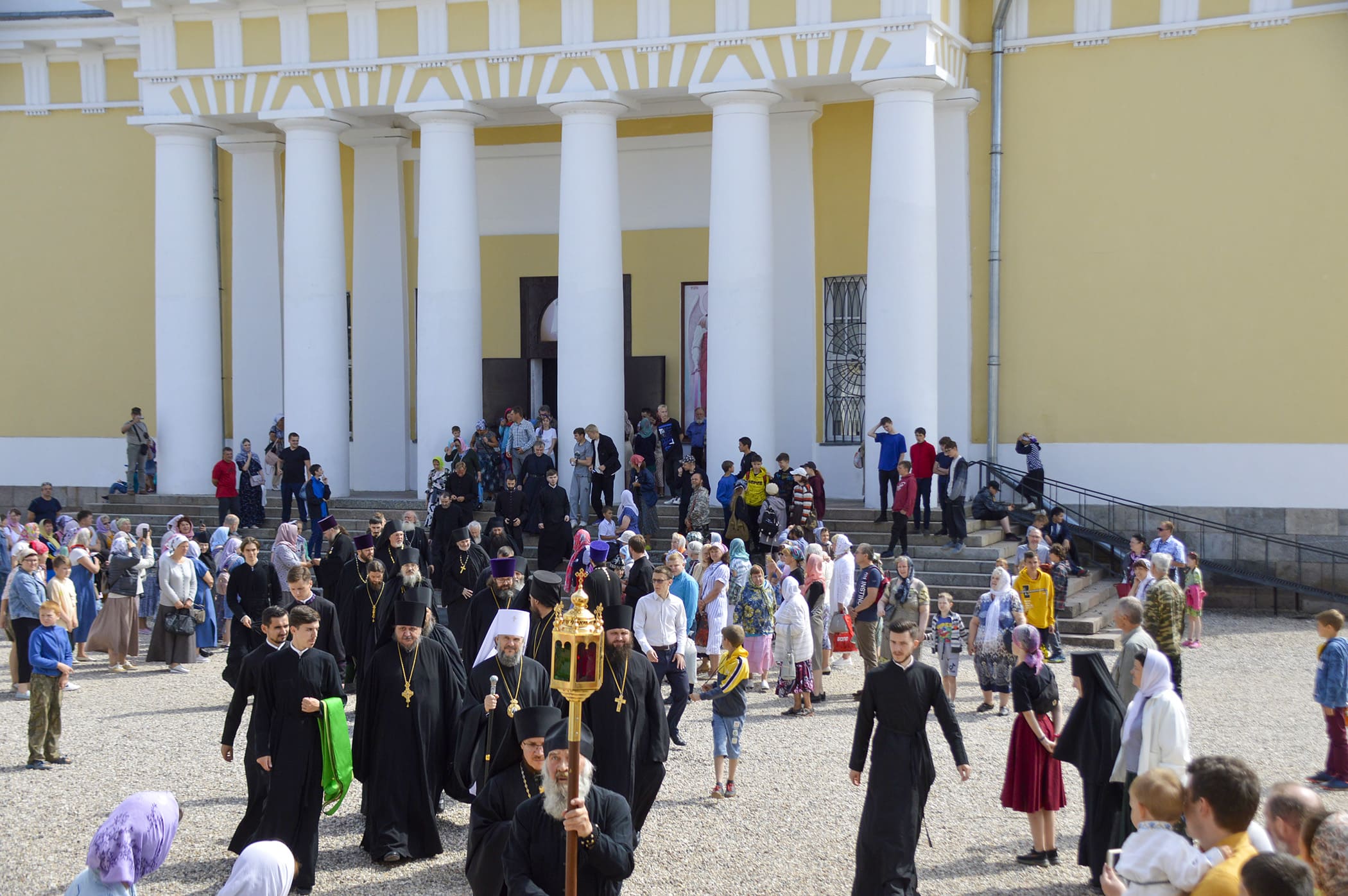 9 июля в монастыре Нилова пустынь прошли праздничные богослужения в честь перенесения мощей Преподобного Нила Столобенского 13