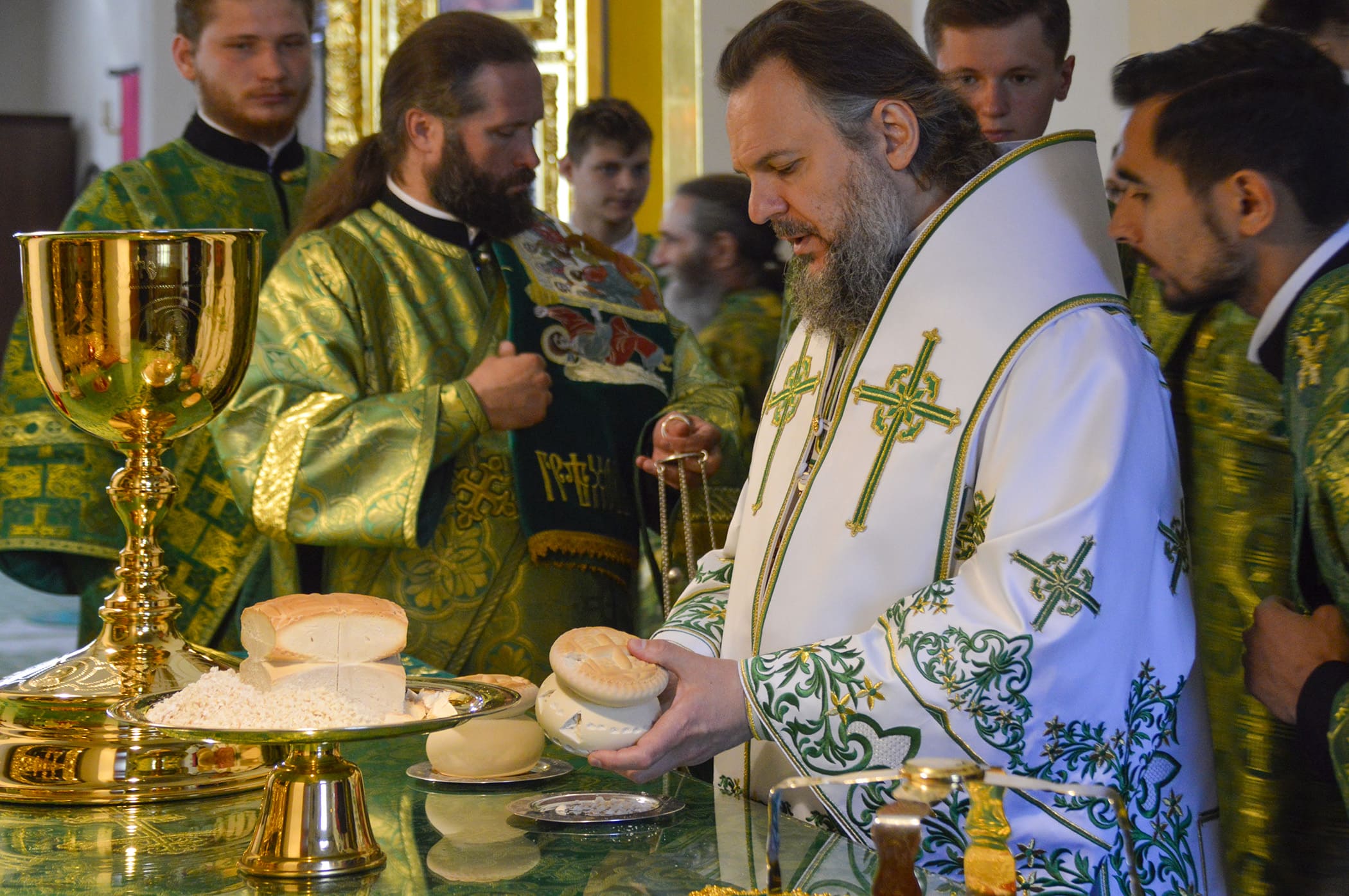 9 июля в монастыре Нилова пустынь прошли праздничные богослужения в честь перенесения мощей Преподобного Нила Столобенского 9
