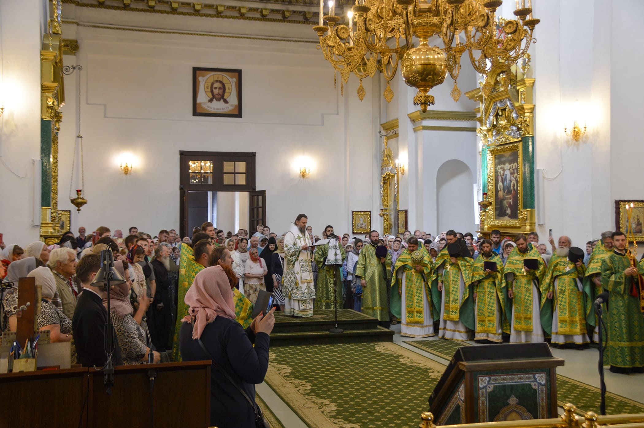 9 июля в монастыре Нилова пустынь прошли праздничные богослужения в честь перенесения мощей Преподобного Нила Столобенского 10