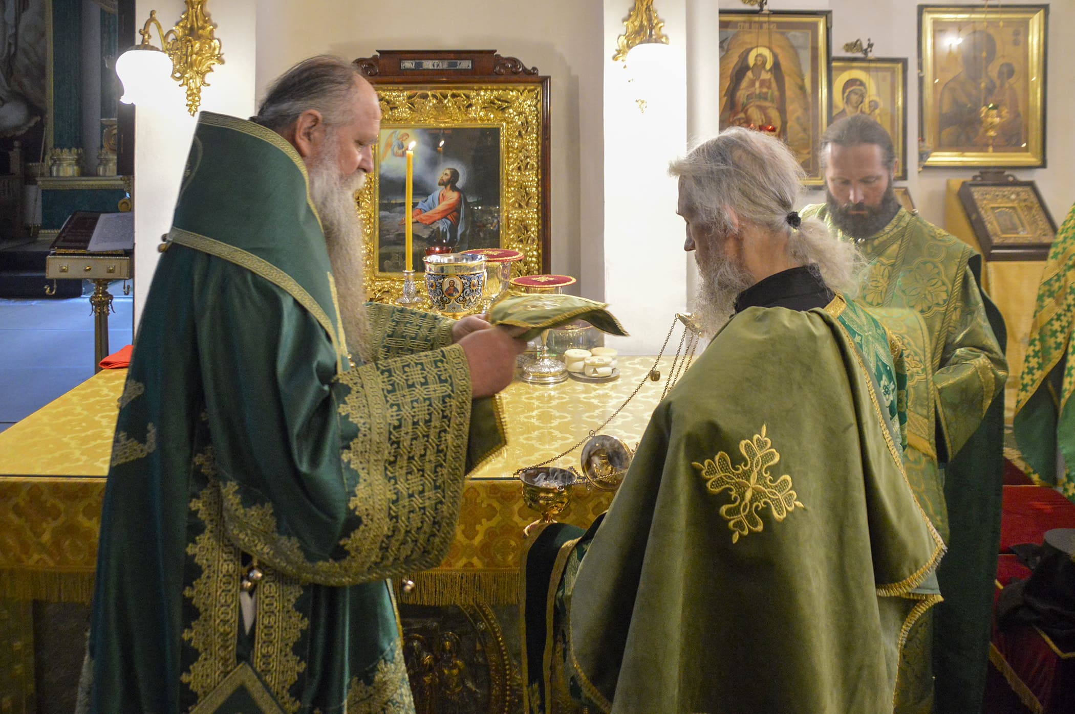 Митрополит Черногорско-Приморский Иоанникий возглавил Божественную литургию в монастыре «Нило-Столобенская пустынь» 14