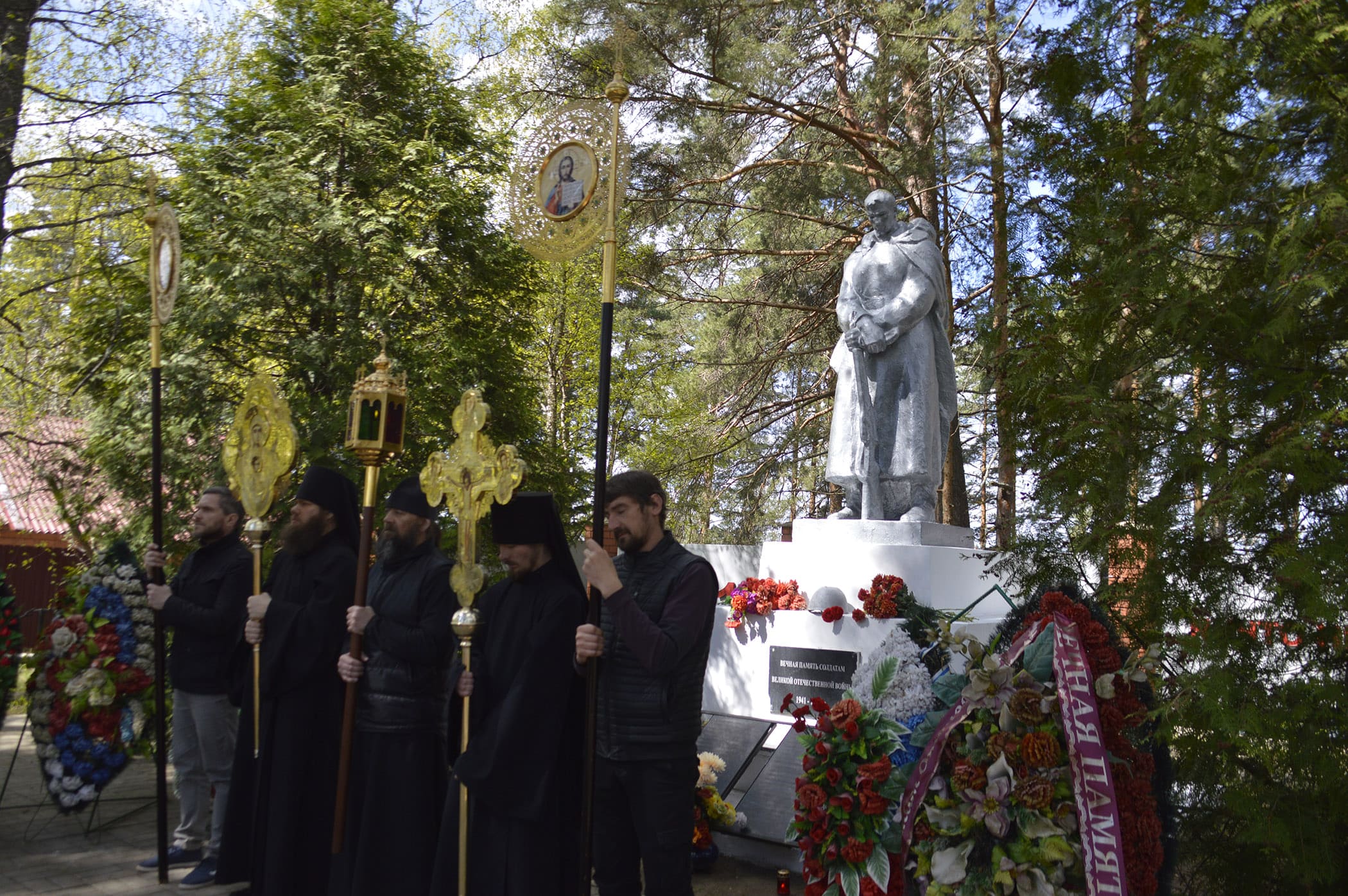 В мужском монастыре «Нило-Столобенская пустынь» почтили память жертв Великой Отечественной войны 1941–1945 годов 12