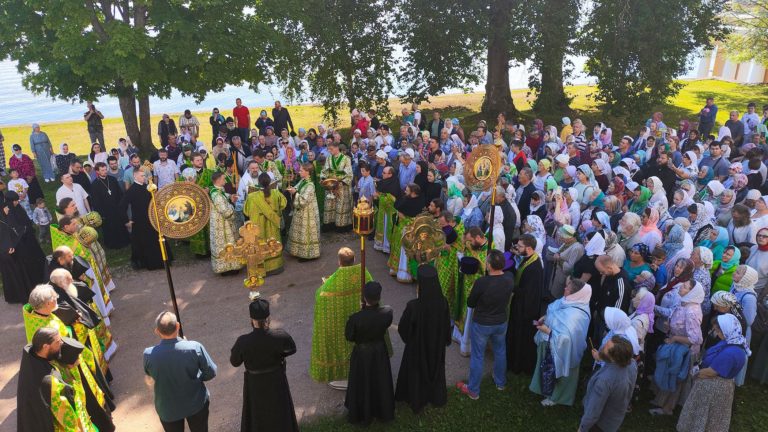 В Нило-Столобенской пустыни прошли торжества в честь перенесения мощей преподобного Нила Столобенского