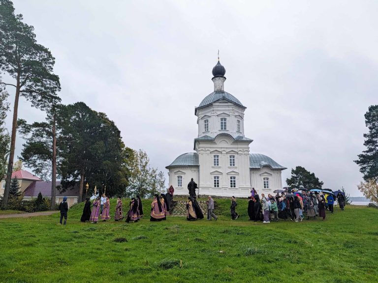 Престольные торжества в честь праздника Крестовоздвижения прошли в Нило-Столобенской пустыни